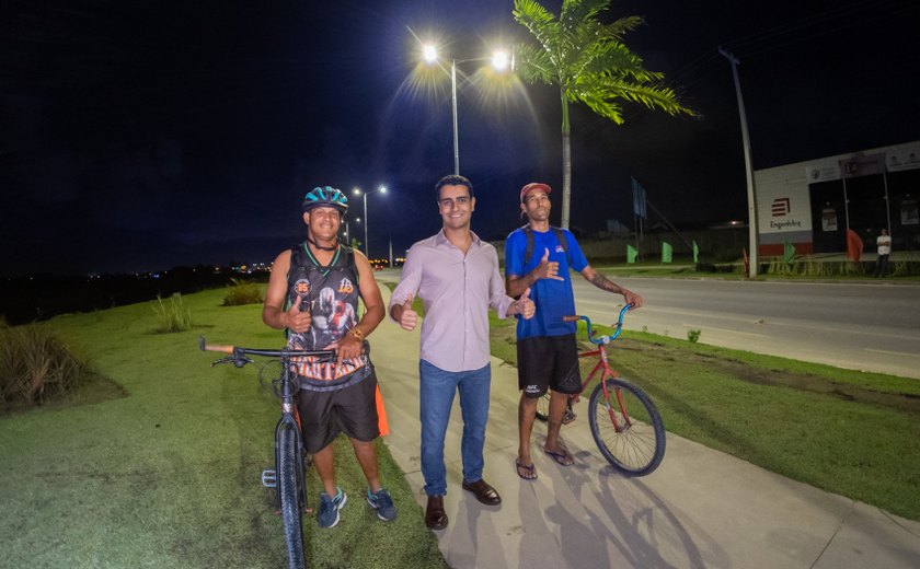 Prefeito JHC entrega iluminação em LED da Avenida Marília Mendonça