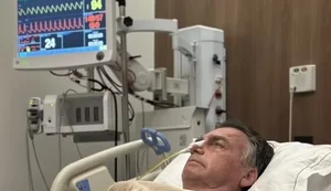 Carlos Bolsonaro divulga imagem do pai internado e diz que médicos avaliam novo procedimento