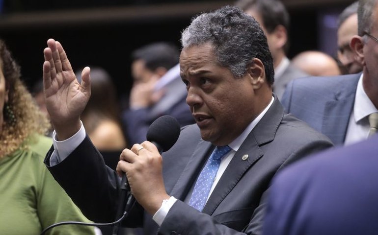 Motta lamenta morte do prefeito de Belo Horizonte; Plenário faz um minuto de silêncio