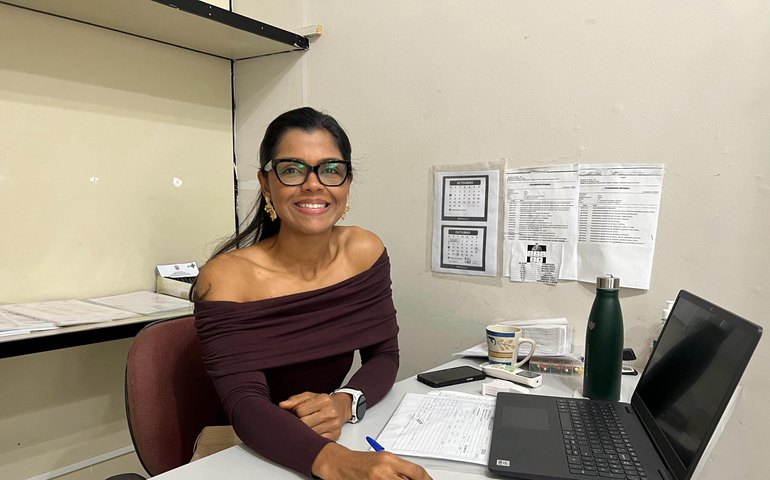 Comer para aliviar emoções pode indicar ansiedade, alerta nutricionista da Sesau