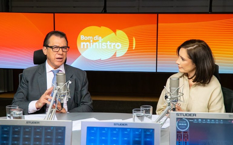 Ministro do Trabalho pede apoio popular ao fim da jornada 6x1