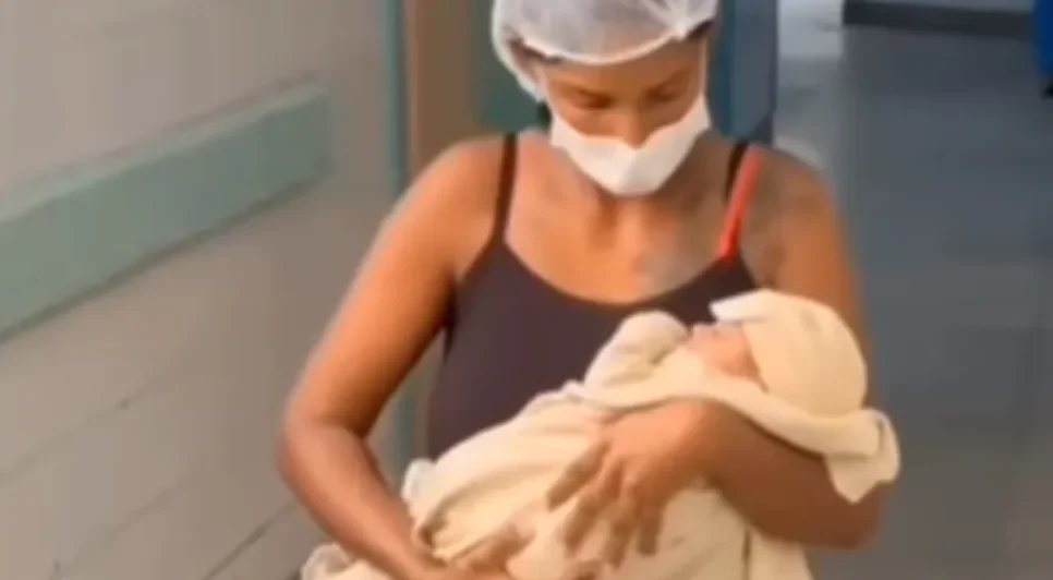 Mãe de joelhos em agradecimento à recuperação do filho. Fonte: Internet