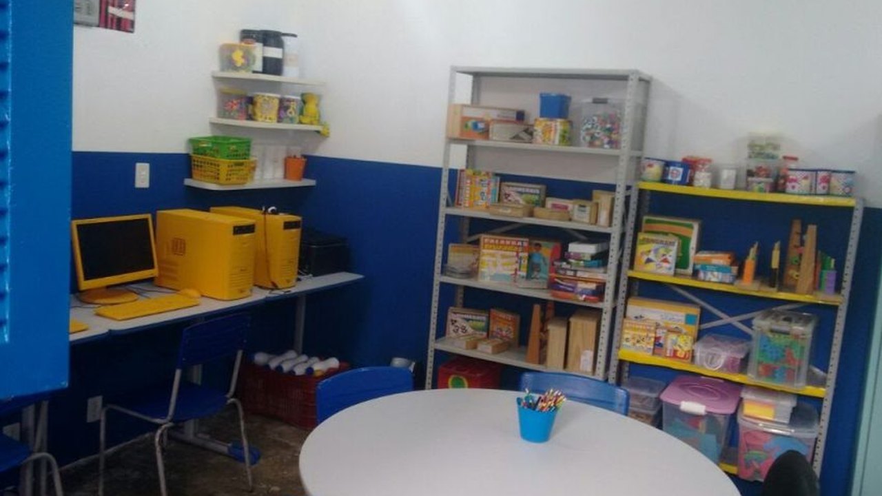 Investimento em materiais adaptáveis auxiliam alunos com deficiências em creches e escolas de Maceió