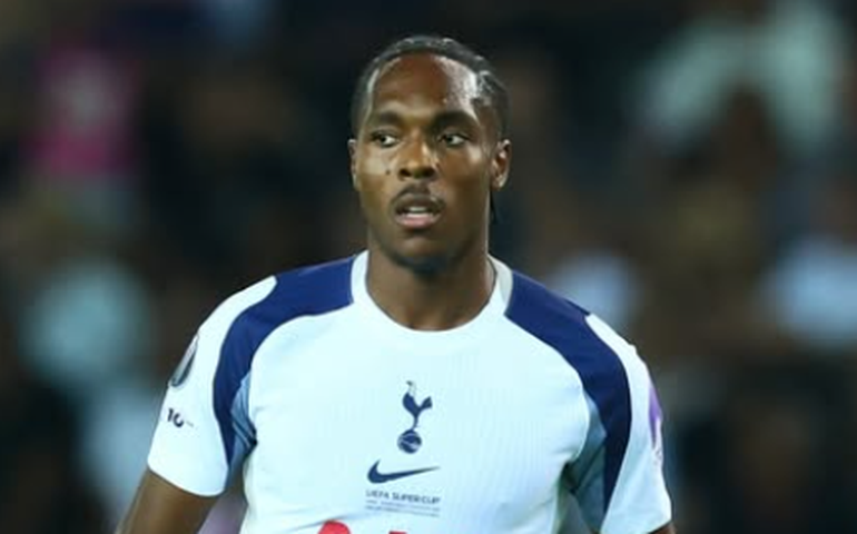 Tottenham condena ofensas racistas contra Mathys Tel após vice na Supercopa da Uefa para o PSG