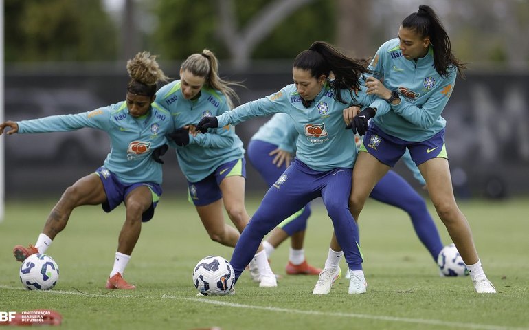 Seleção feminina treina nos EUA para reencontro com donas da casa