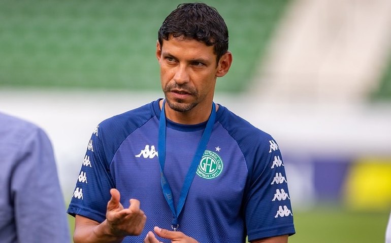 Técnico interino Moisés Moura comemora manutenção do Guarani na elite
