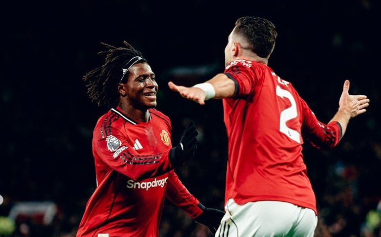 Manchester United vence Newcastle e encosta no G-4 do Inglês