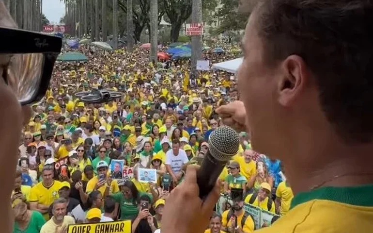 Nikolas Ferreira afirma que Lula e Moraes terão 'destino final' na prisão e chama ministro de 'panaca'