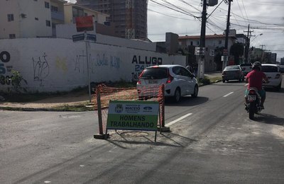 Tampões de ferro são nivelados em vias de Maceió