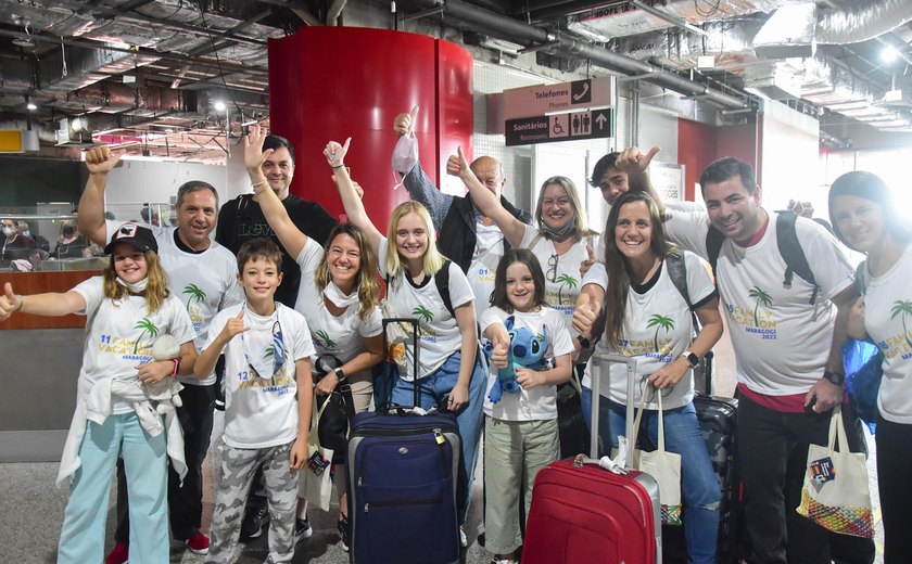 Turistas argentinos desembarcam no Aeroporto Zumbi dos Palmares