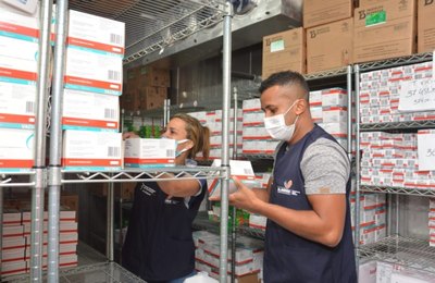  Alagoas recebe 40.960 doses de vacinas Astrazeneca e Pfizer 