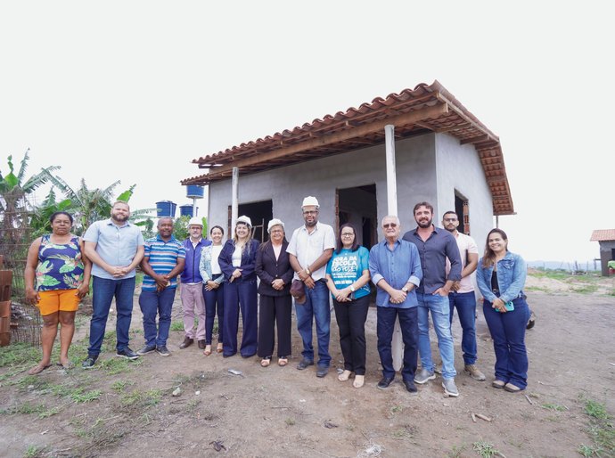 Construção de 50 casas populares avança na comunidade da Tabacaria