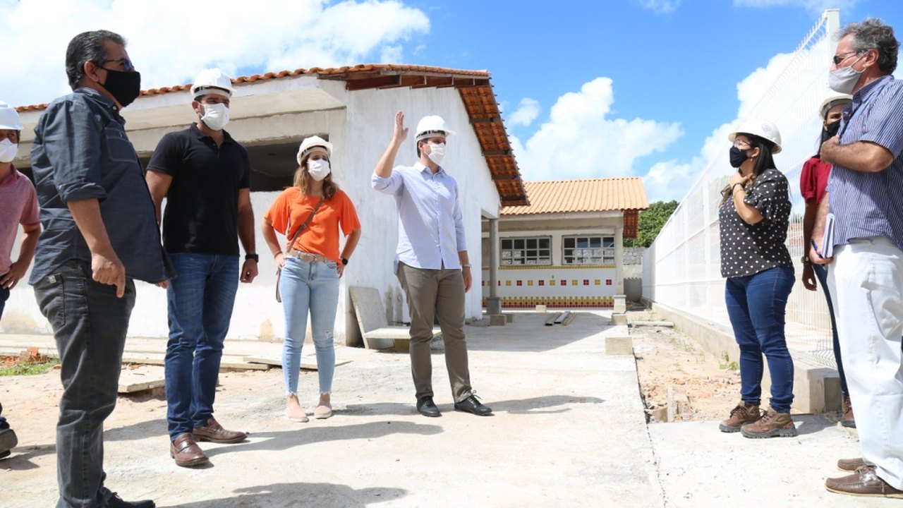 Prefeito Cacau vistoria obra da escola do povoado Pedras e anuncia inauguração para o segundo semestre deste ano