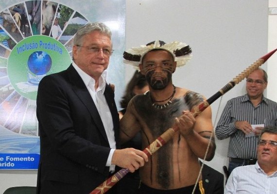 Vilela inaugura sede da Emater, entrega veículo e é homenageado