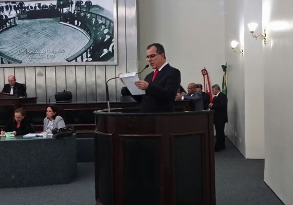 Deputado palmeirense protesta na tribuna da ALE contra a violência