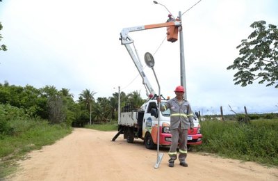 Prefeitura instala mais de 30 postes com luminárias na Estrada do Morros, no povoado Mucuri