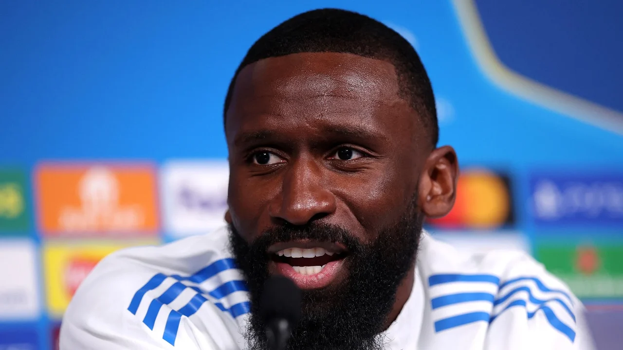 Rudiger se desentende com companheiro e aumenta tensão no Real Madrid, diz rádio espanhola