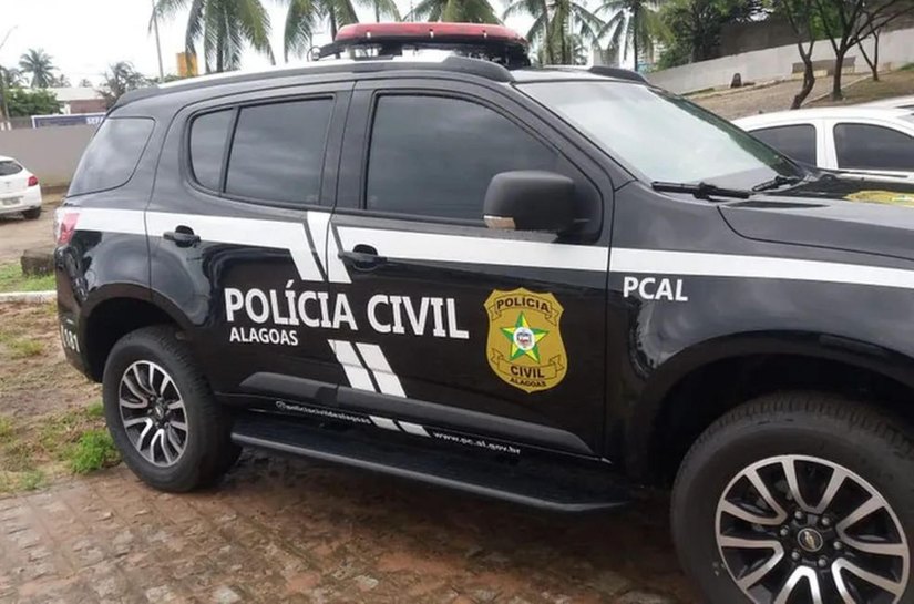 Polícia Civil prende duas mulheres por tráfico de drogas e porte ilegal de arma em Arapiraca