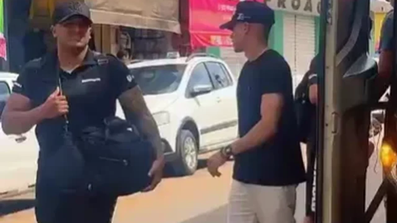 Manin Vaqueiro faz parada em Palmeira dos Índios antes de show no Festival da Cultura, em Quebrangulo