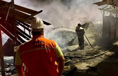 Prefeitura de Maceió atua para reduzir danos de incêndio no entorno do Mercado da Produção