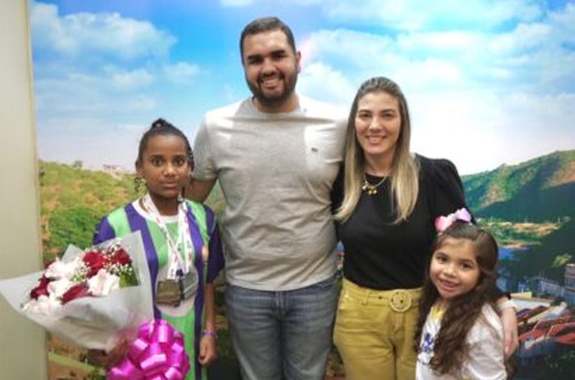 Prefeito de Piranhas recebe jovem medalhista de ouro em competição estadual
