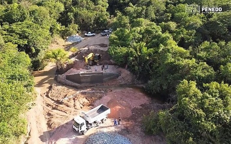 Prefeito Ronaldo Lopes visita obra de construção da ponte no povoado Taquari