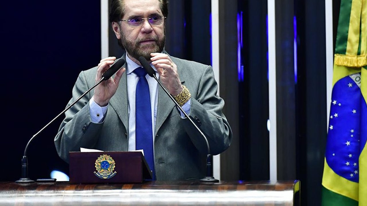 Plínio Valério diz que ataques a professores enfraquecem a democracia