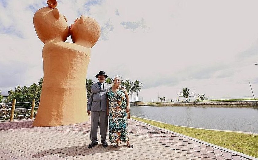 Escultura “O Beijo” é Alvo de Vandalismo na Orla de Jatiúca