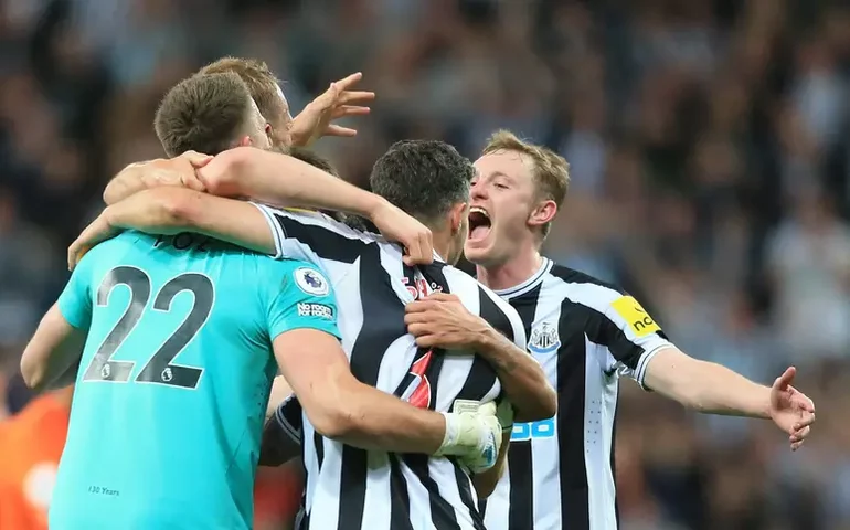 Newcastle empata com o Leicester e garante vaga para a Liga dos Campeões