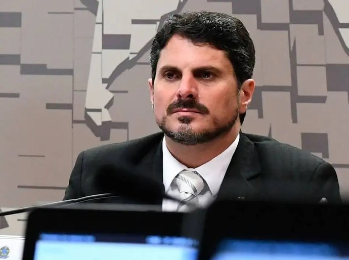 Moraes determina bloqueio de contas do senador Marcos do Val