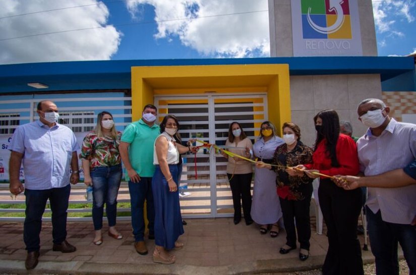 Prefeita de Santana entrega mais uma escola reformada e a 7ª quadra poliesportiva em 2021