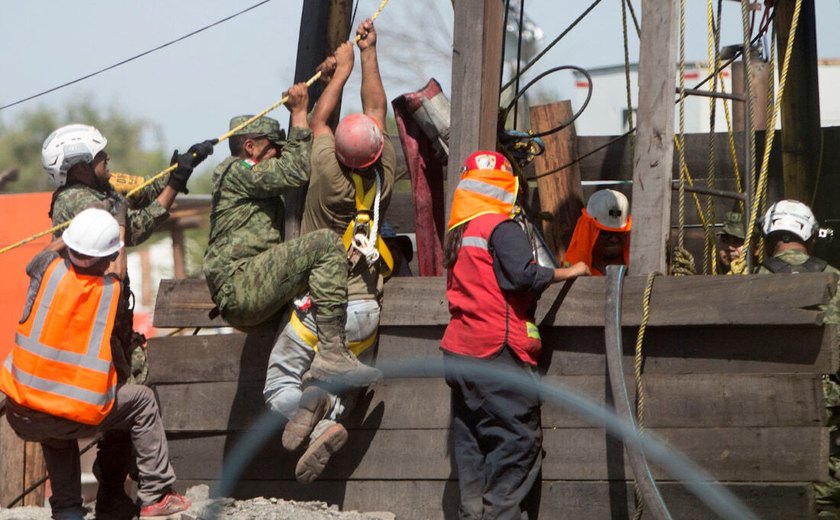 Equipes de resgate dizem que libertação de trabalhadores presos em mina na Índia pode demorar mais 48 horas