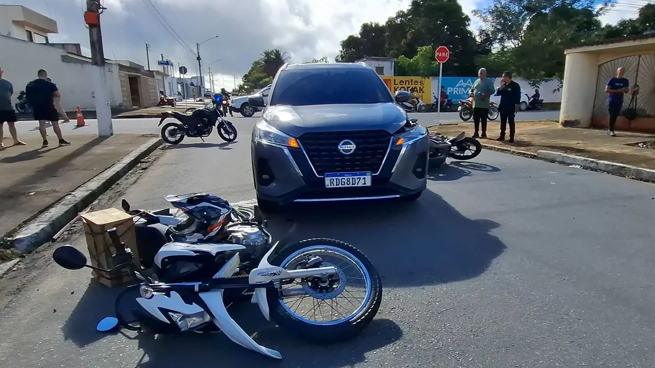 Motorista desrespeita sinalização de 'PARE' e atinge quatro motocicletas em cruzamento