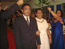 Casal recebe homenagens da igreja em Serraria