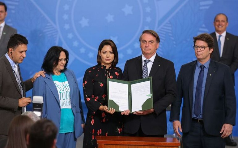 Presidente assina acordo que prevê tradução de livros para braile