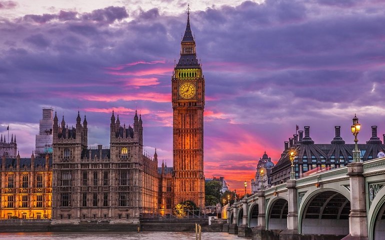 Homem com bandeira da Palestina escala torre do Big Ben em Londres e se recusa a descer