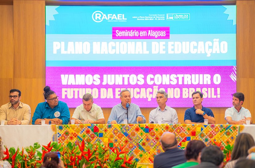 Lessa participa de seminário sobre novo Plano Nacional de Educação