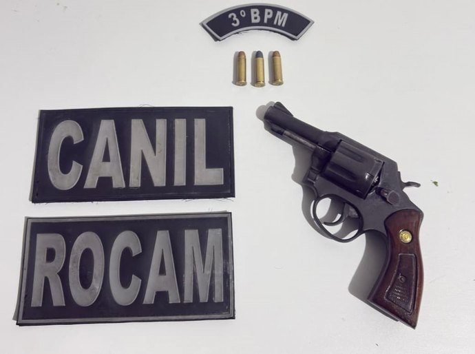 PM flagra homem com arma de fogo e prende suspeito em Arapiraca