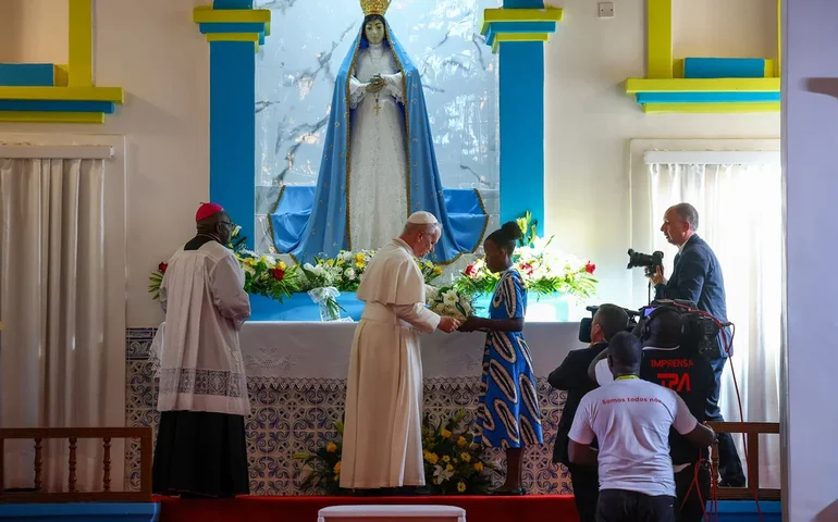Papa reza em santuário católico em Angola, que foi um centro do comércio de escravos africanos