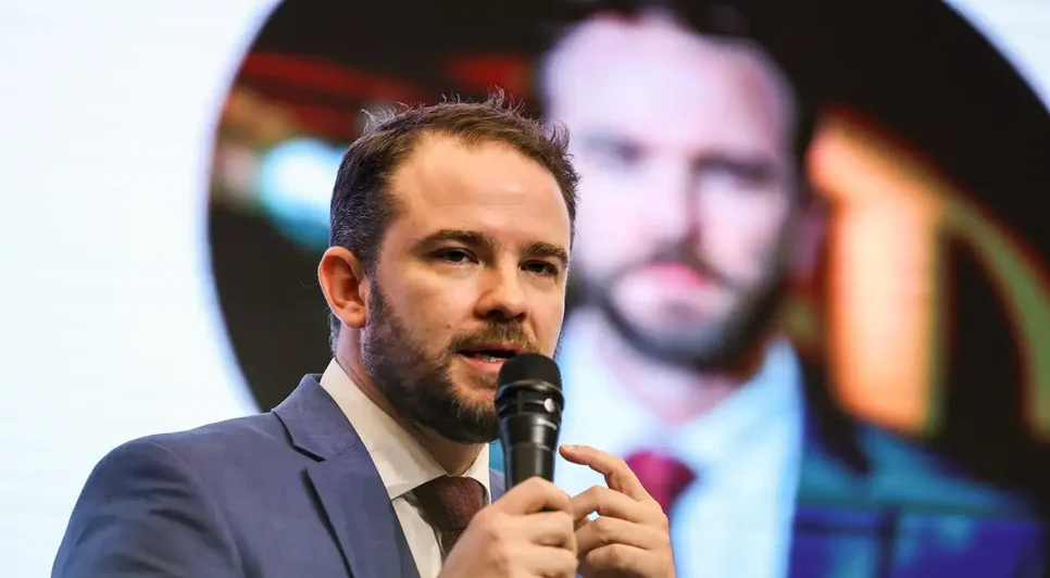 Dario Durigan coloca decisão sobre retirada de subsídio da gasolina para semana que vem