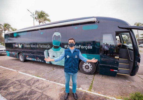 Prefeito JHC recebe ônibus da vacina e reforça imunização em Maceió