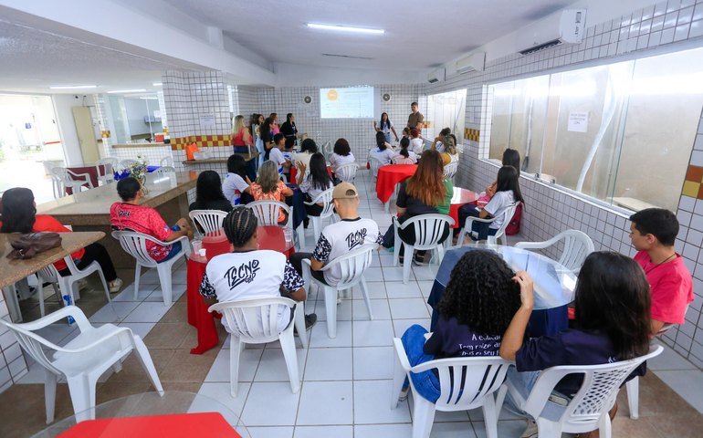 Gremistas da rede estadual participam de oficina do programa Leite do Coração