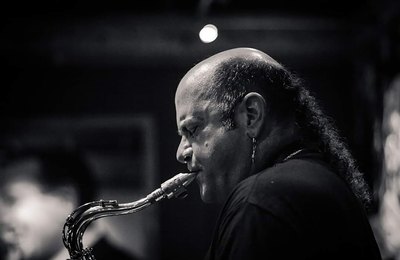 Projeto Jazz Panorama ao Vivo traz como convidado o instrumentista Derico Sciotti