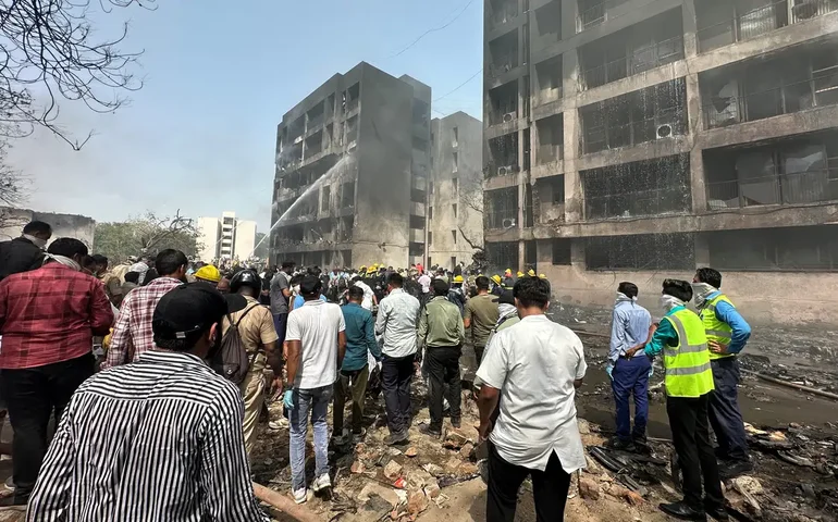 Piloto de avião que caiu na Índia declarou 'mayday'; saiba o que significa