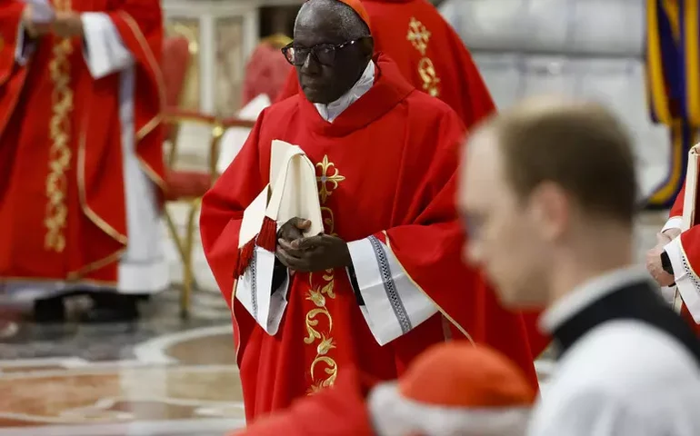 Cardeal critica documento que libera bênçãos a casais do mesmo sexo