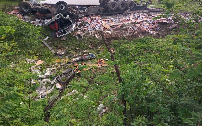 Um homem morre e outro fica ferido em tombamento de carreta em Palmeira dos Índios
