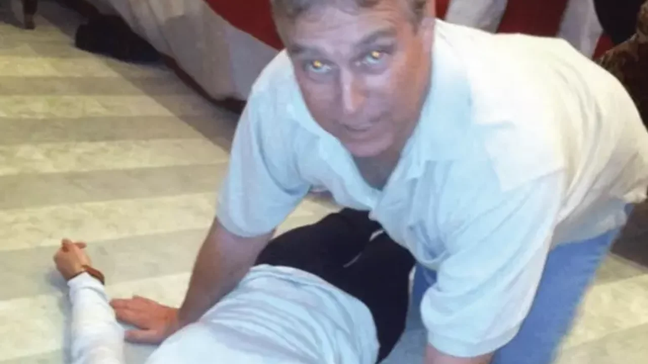 Novos arquivos de 'caso Epstein' mostram ex-príncipe Andrew ajoelhado com mulher
