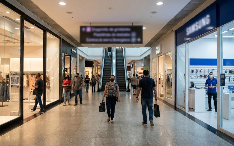 Seis de oito atividades do varejo recuam em abril ante março, aponta IBGE