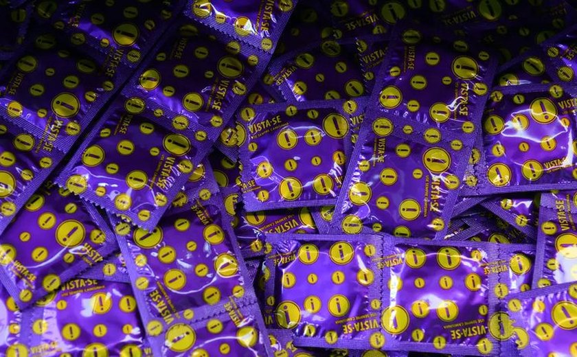 Camisinhas texturizadas e finas passam a ser oferecidas de forma gratuita pelo SUS