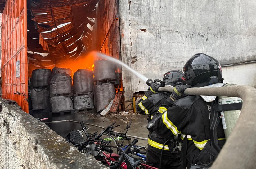 Bombeiros atuam por mais de 12 horas no combate a incêndio de grandes proporções em Maceió